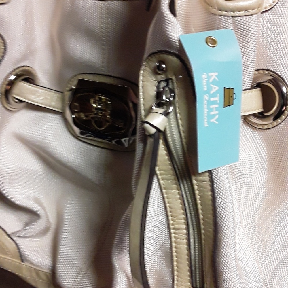 ❤NWT - Cream color purse with Cosmetic Case - Picture 3 of 14